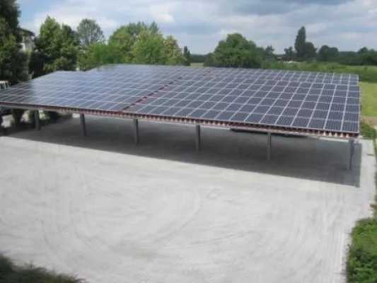 Bild: Photovoltaic-CarPort der Kreisbaugenossenschaft Hechingen in Betrieb genommen