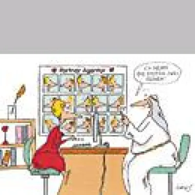 Bild: Birte S. signiert besonders beliebte Drucke ihrer Cartoons