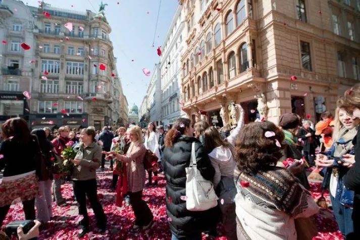 Bild: Group.IE lässt's Rosen regnen