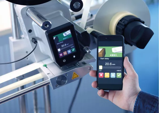 Bild: Modell IXOR der cab Produkttechnik: Kleinstes Servo-Etikettiergerät in seiner Leistungsklasse