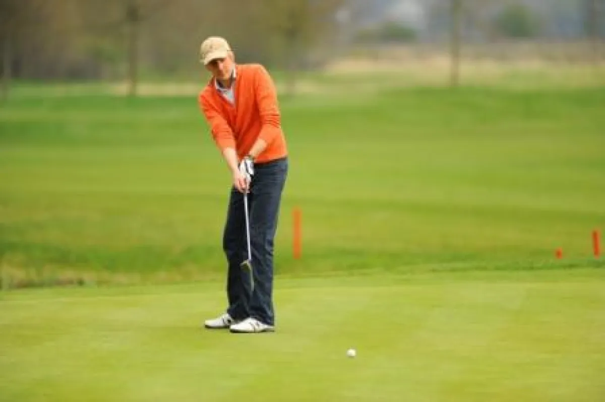 Der Musiker und Entertainer Maxi Arland beim kurzen Spiel am Beckenbauer Golf Course