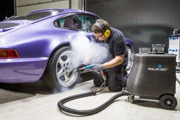 Trockeneisreinigung von Fahrzeugen: So setzen Experten in der  professionellen Autoaufbereitung Trockeneis ein - openPR