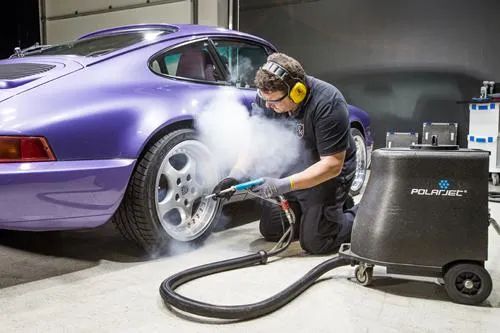Bild: Trockeneisreinigung von Fahrzeugen: So setzen Experten in der professionellen Autoaufbereitung Trockeneis ein