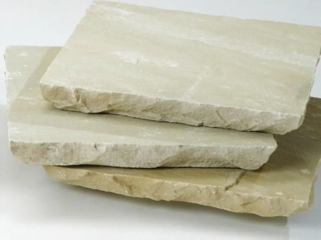 Die natürliche, farbechte Oberfläche des Yellow Mint Sandsteins ist rau-gespalten und lässt Böden dadurch lebendig aber nicht bunt wirken. Yellow Mint Sandstein gibt es in verschiedenen Plattengrößen