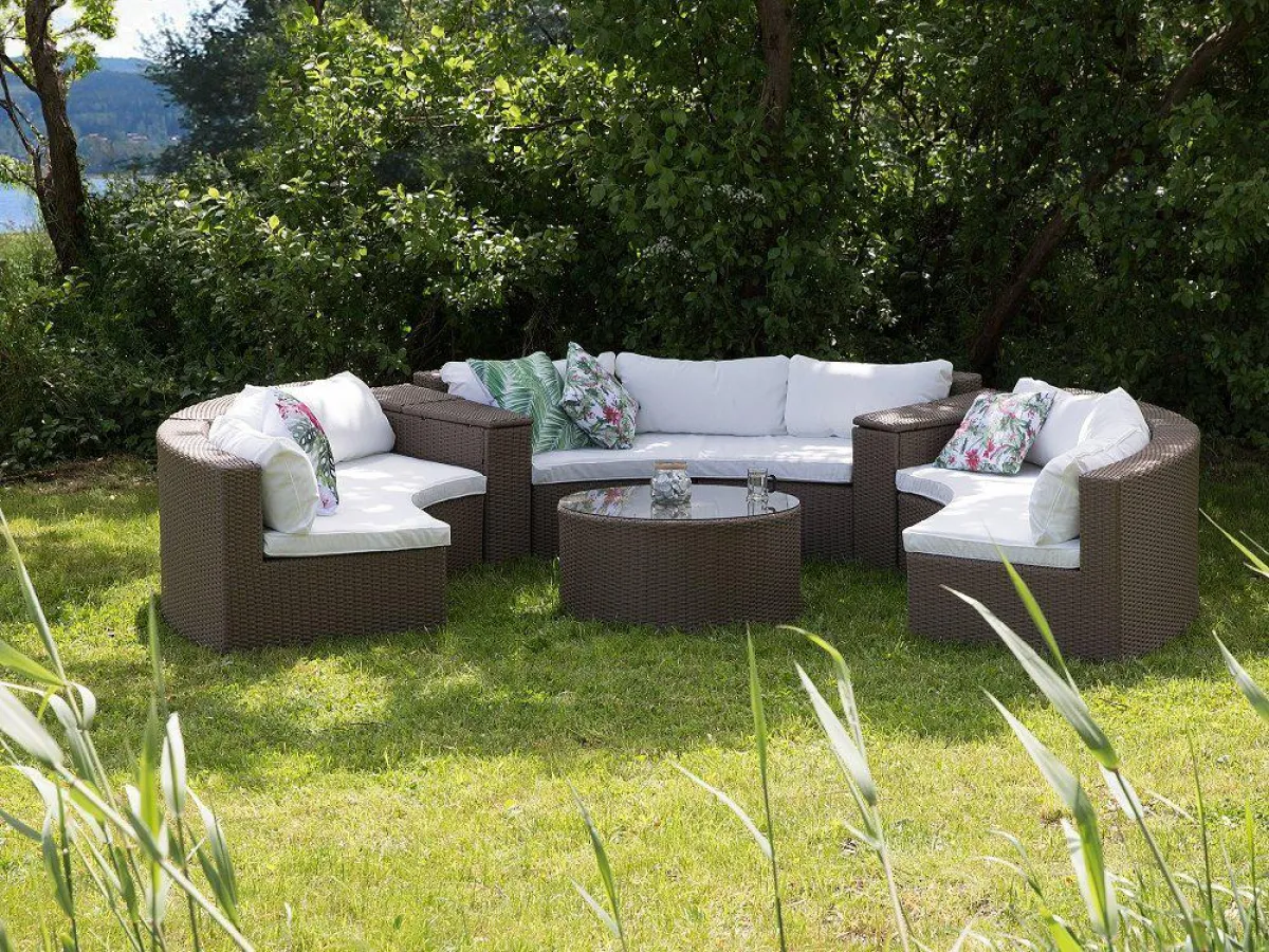 Für Luxus im Camp: Lounge Set Rattan hellbraun 9-Sitzer rund Auflagen weiss SEVERO (Beliani)
