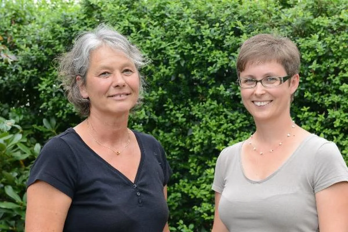 Die ?wellcome?-Koordinatorin Silke Haller (re.) mit der Ehrenamtlichen Marlies Heilig.