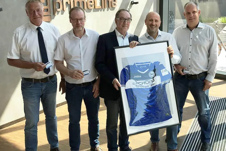 Bild: IT-Unternehmen primeLine Solutions spendet Dauerkarten für Arminia Bielefeld