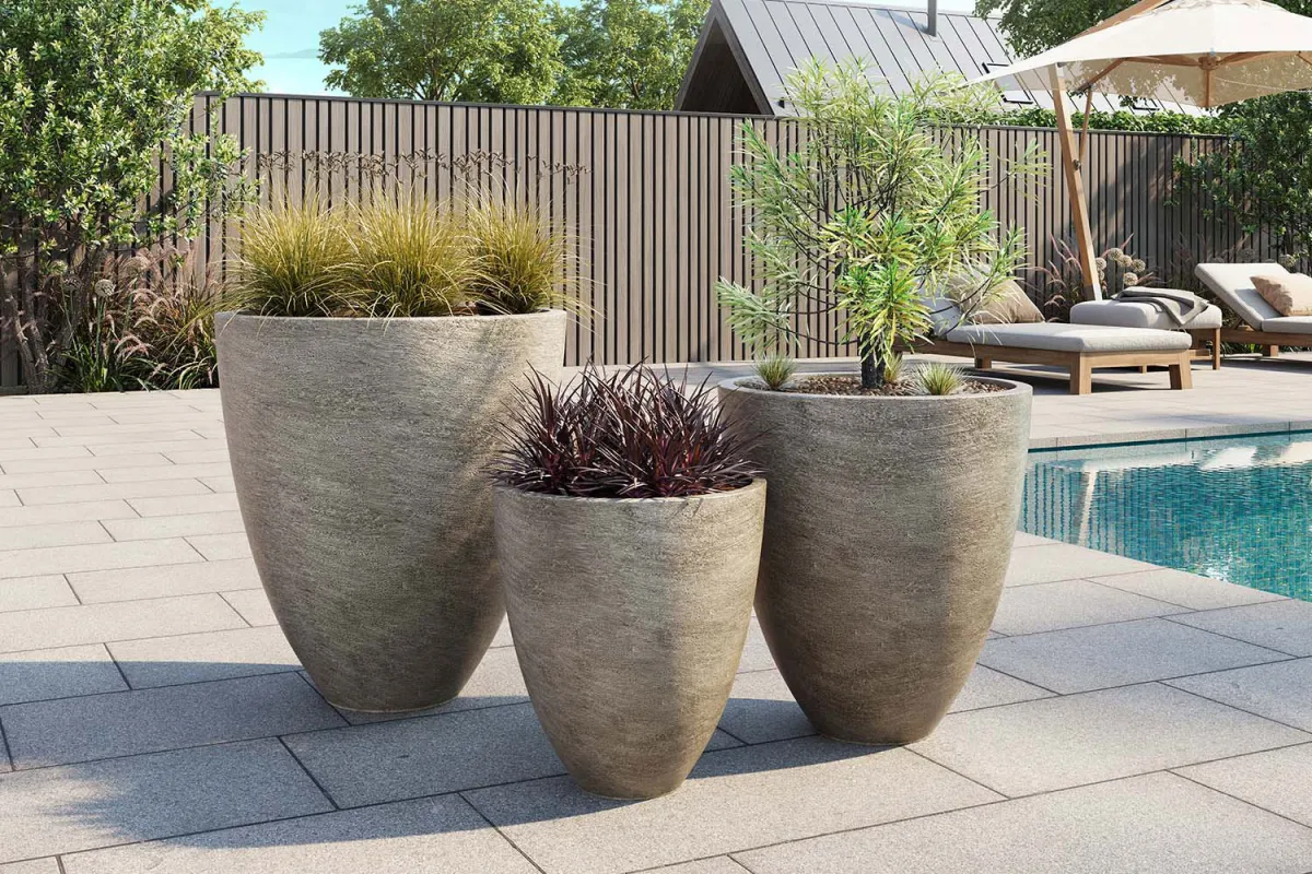 Skulpturale Formen und natürliche Farbtöne: Pflanzgefäße als zentrales Gestaltungselement (© fleur-ami)