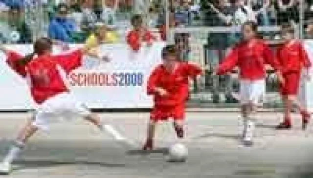 Bild: EUROSCHOOLS CUPS 2008 – In Österreich und in der Schweiz läuft die Straßenfußball-EM für Schulmannschaften