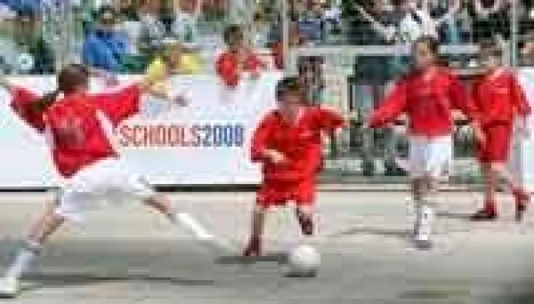 Bild: EUROSCHOOLS CUPS 2008 – In Österreich und in der Schweiz läuft die Straßenfußball-EM für Schulmannschaften