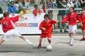 Bild: EUROSCHOOLS CUPS 2008 – In Österreich und in der Schweiz läuft die Straßenfußball-EM für Schulmannschaften