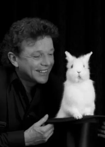 Bild: Der Zauberer und seine Wunder