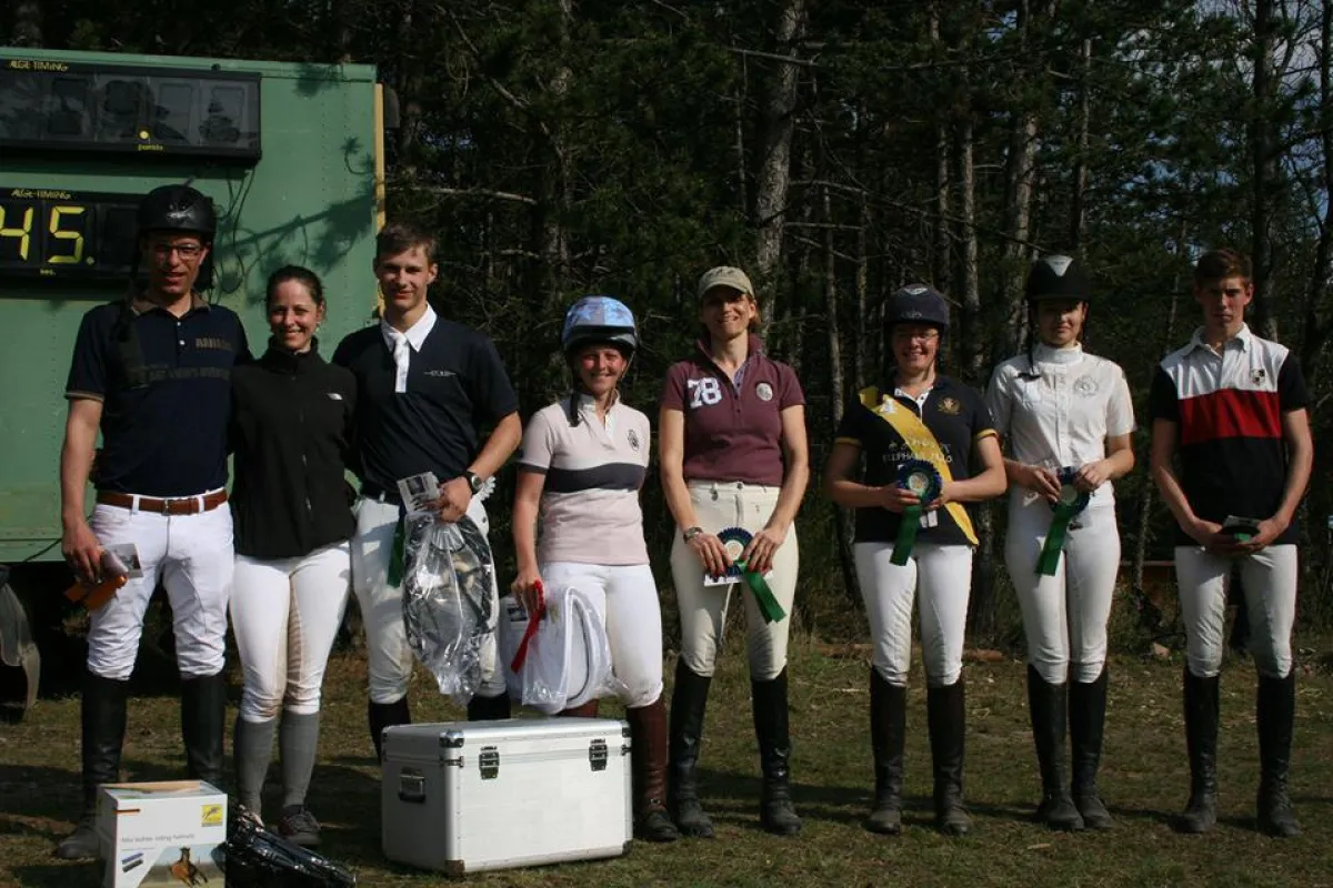 Sieger und Platzierte freuten sich über die tollen Ehrenpreise von Sponsor Krämer Pferdesport