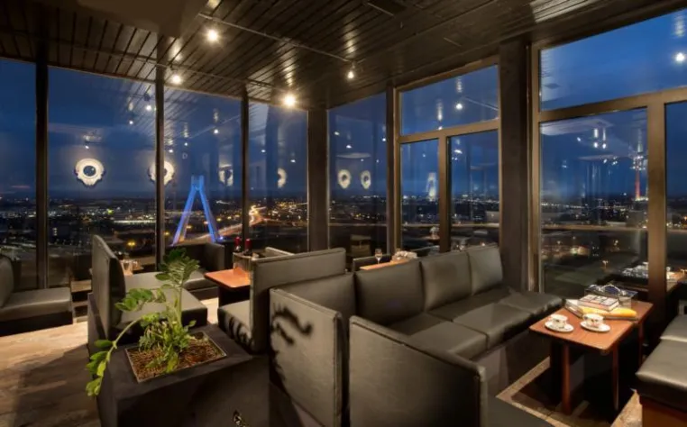 Bild: Skybar mit Panoramablick nach Renovierung auch für Tagesgäste geöffnet