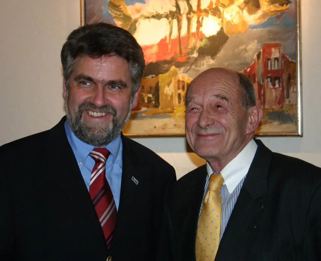 Hochschul-Rektor Prof. Dr. Armin Willingmann (l.) und Künstler Prof. Karl Oppermann bei einer Vernissage in der Rektoratsvilla der Hochschule Harz (FH)