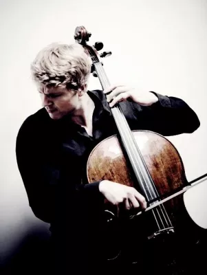 Bild: Julian Steckel als Solist bei den Münchner Symphonikern