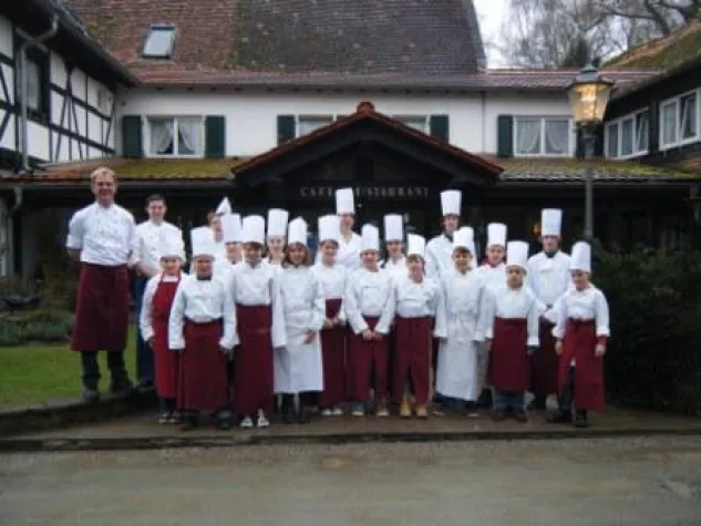Bild: Kinder kochen 3-Gänge-Menü - Eltern schlemmen