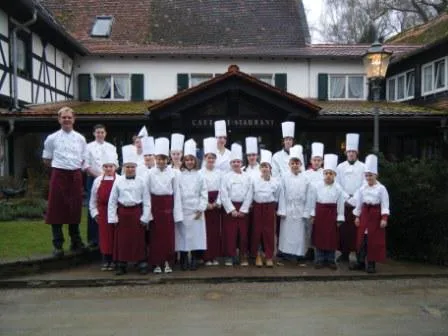 Bild: Kinder kochen 3-Gänge-Menü - Eltern schlemmen