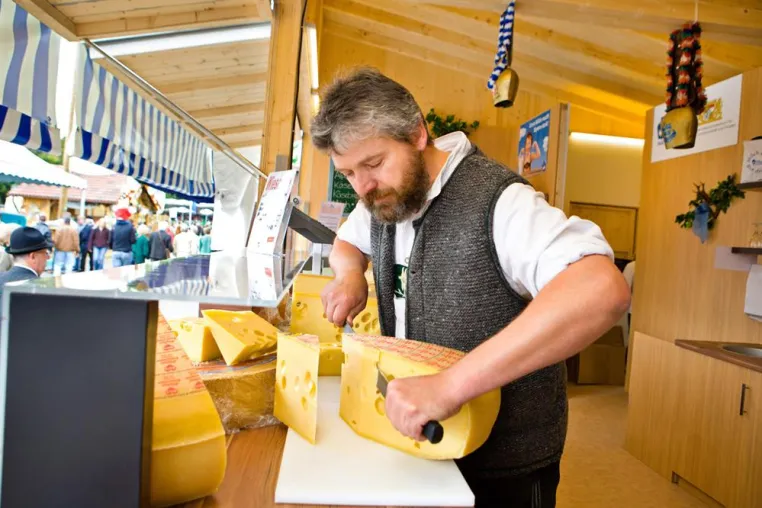 Der Expertentipp im Oktober – Kaufe ich Käse besser in Scheiben oder am Stück? Bild: Der Expertentipp im Oktober – Kaufe ich Käse besser in Scheiben oder am Stück?