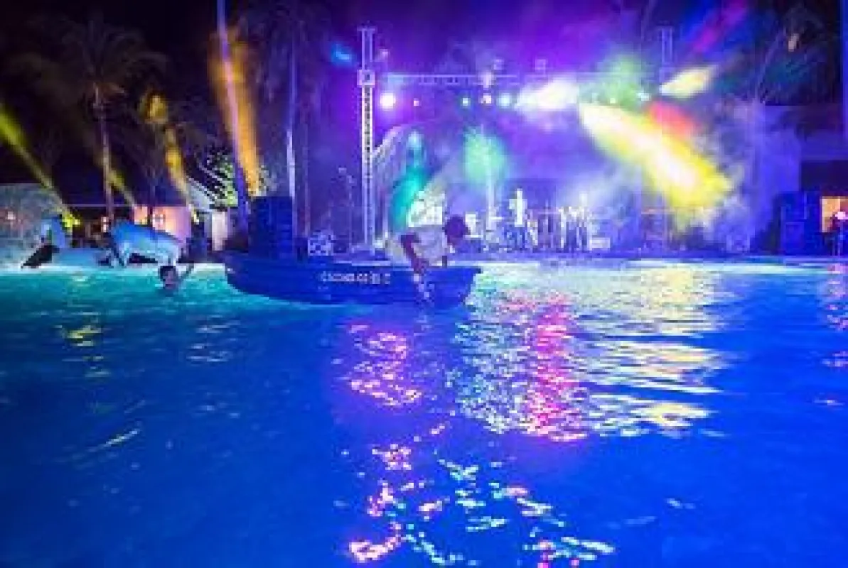 Live-Musik am längsten Pool der Malediven (c) Kandima Maldives