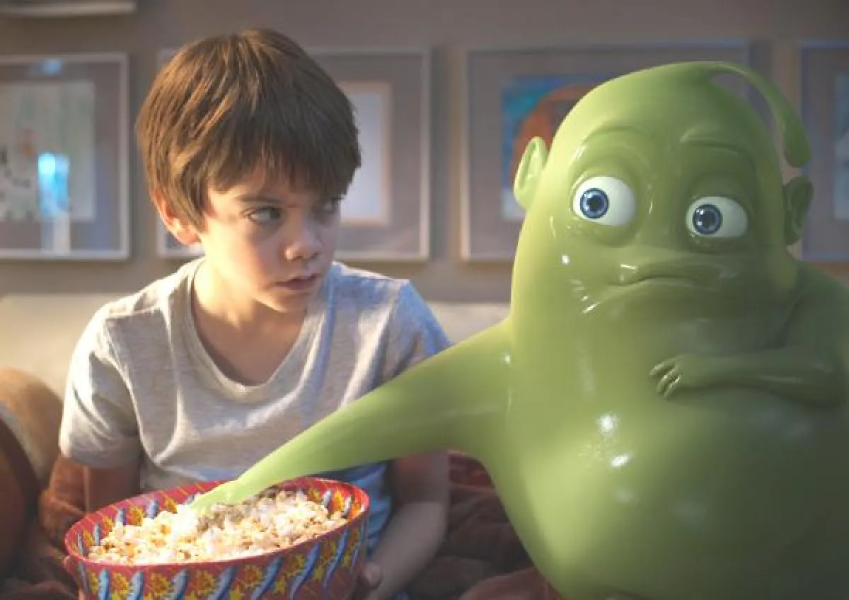 Tom und das Gespenst Hugo sehen sich einen Gruselfilm an © Warner Bros.