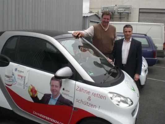 Bild: Zahnexperten24 und Erhard Wunderlich stellen das Zahnrettungsmobil vor