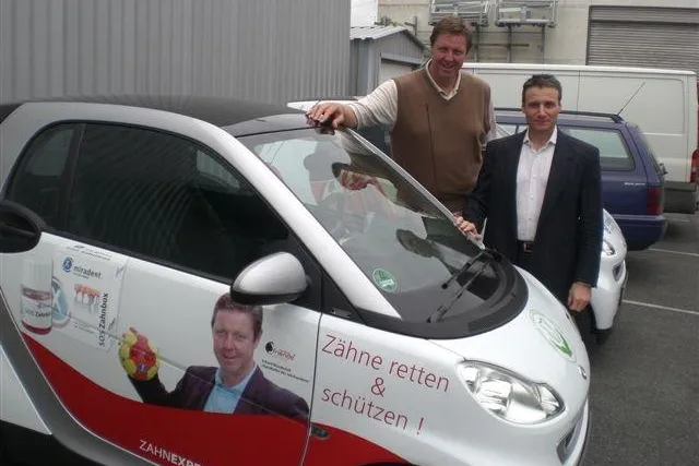Bild: Zahnexperten24 und Erhard Wunderlich stellen das Zahnrettungsmobil vor