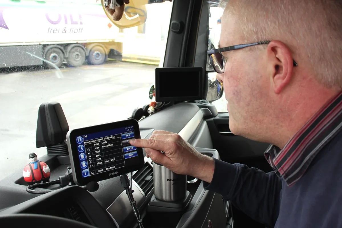 Fahrer Dirk Horstmann bedient einen CarCube der neuesten Generation.