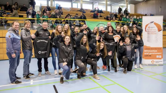 Bild: 79. Übergabe beim Stadtwerke Lübeck Trikot-Tausch: B-Juniorinnen vom ATSV jubeln über neue Regenjacken