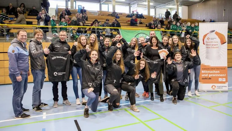Bild: 79. Übergabe beim Stadtwerke Lübeck Trikot-Tausch: B-Juniorinnen vom ATSV jubeln über neue Regenjacken