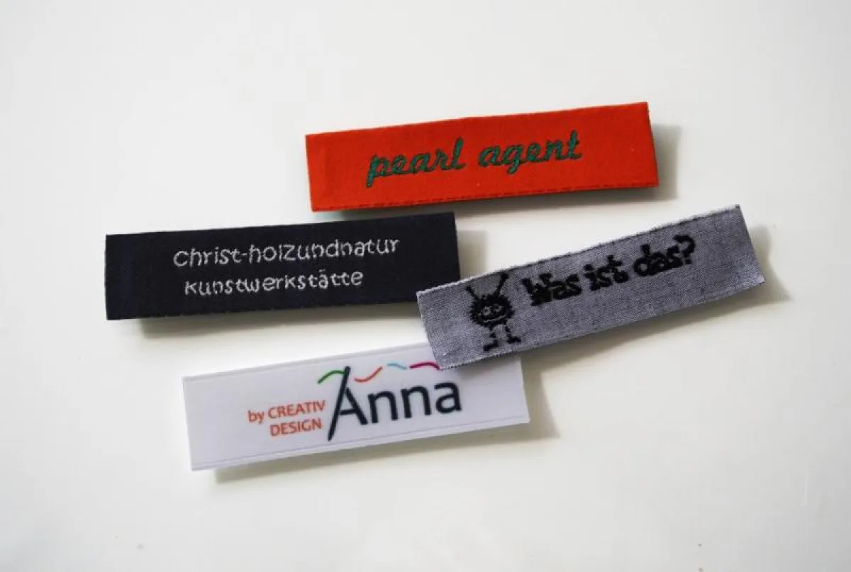 Ein eigenes Label krönt die selbstfertigte Kreation. Bestellen kann man Textiletiketten bei DORTEX