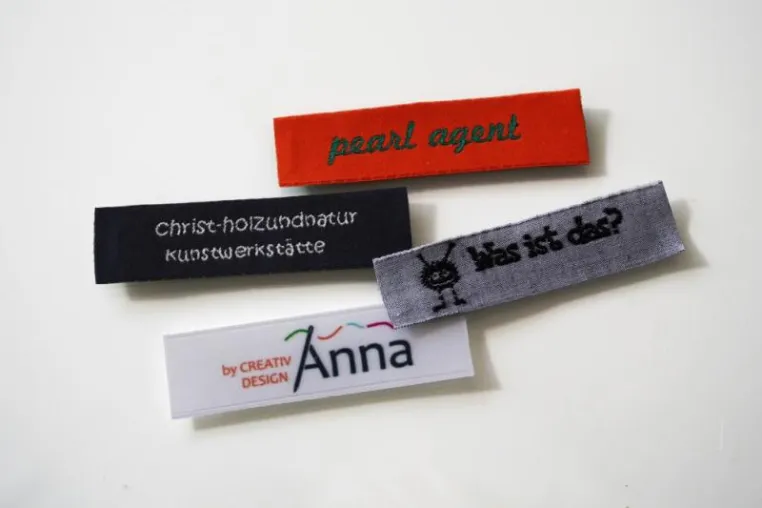 Textile Kunstwerke: Mit einem eigenen Etikett wird Handarbeit zum Design Bild: Textile Kunstwerke: Mit einem eigenen Etikett wird Handarbeit zum Design