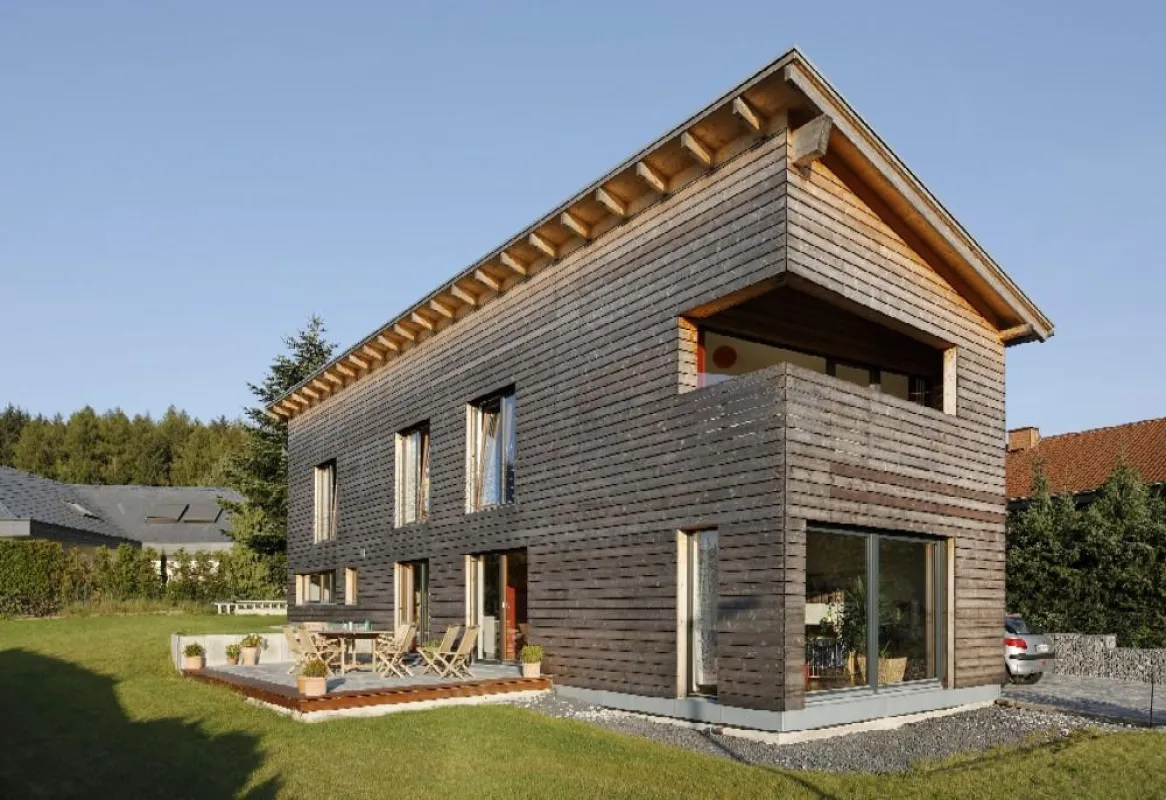 Energieeffiziente Eigenheime – Holz ist der ideale Baustoff dafür. Weil die Dämmstoffe Platz sparend in die Holzbauelemente integriert sind, werden besonders schlanke Wandaufbauten erreicht. Das bedeu