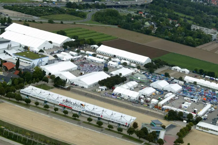 Eine Zeltstadt fürs Beten - Größte islamische Festveranstaltung in Europa Bild: Eine Zeltstadt fürs Beten - Größte islamische Festveranstaltung in Europa