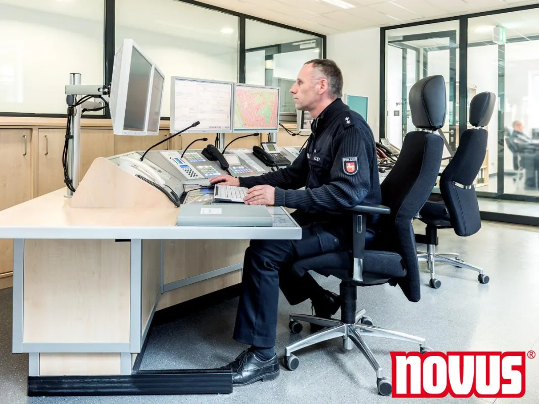 Ergonomische Halterungen optimieren den Einsatz der Polizei in der Leitstelle und im Streifenwagen