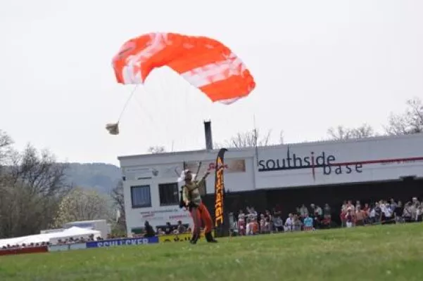 Bild: 1500 Besucher bei der Eröffnung der Southsidebase