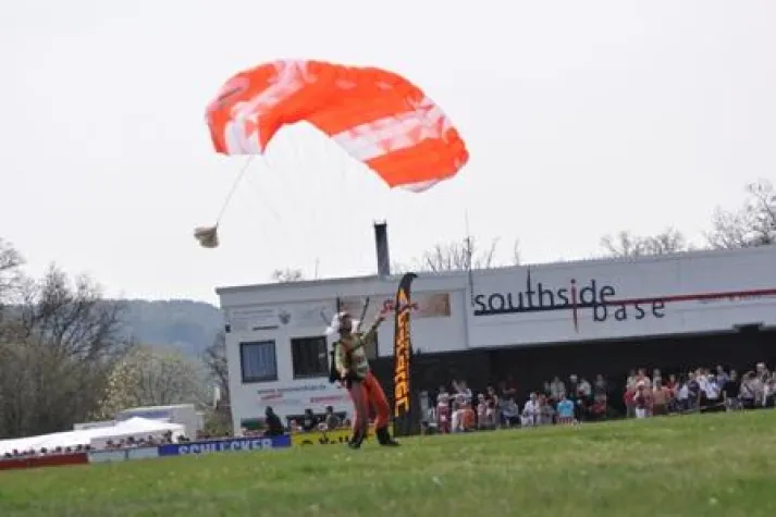 1500 Besucher bei der Eröffnung der Southsidebase Bild: 1500 Besucher bei der Eröffnung der Southsidebase