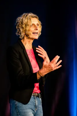 Bild: Speaker Excellence Award für Jeannette Eggert von HUNDEVERRÜCKT - Weltrekordhalterin kommt aus Dreieich