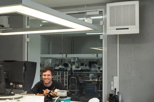 Bild: Professionelle Luftreiniger bei Dental-Technik Markert im Einsatz
