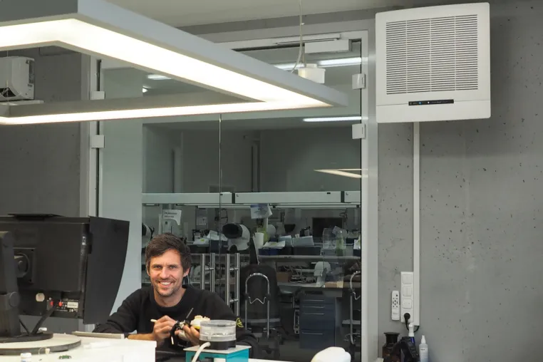 Bild: Professionelle Luftreiniger bei Dental-Technik Markert im Einsatz