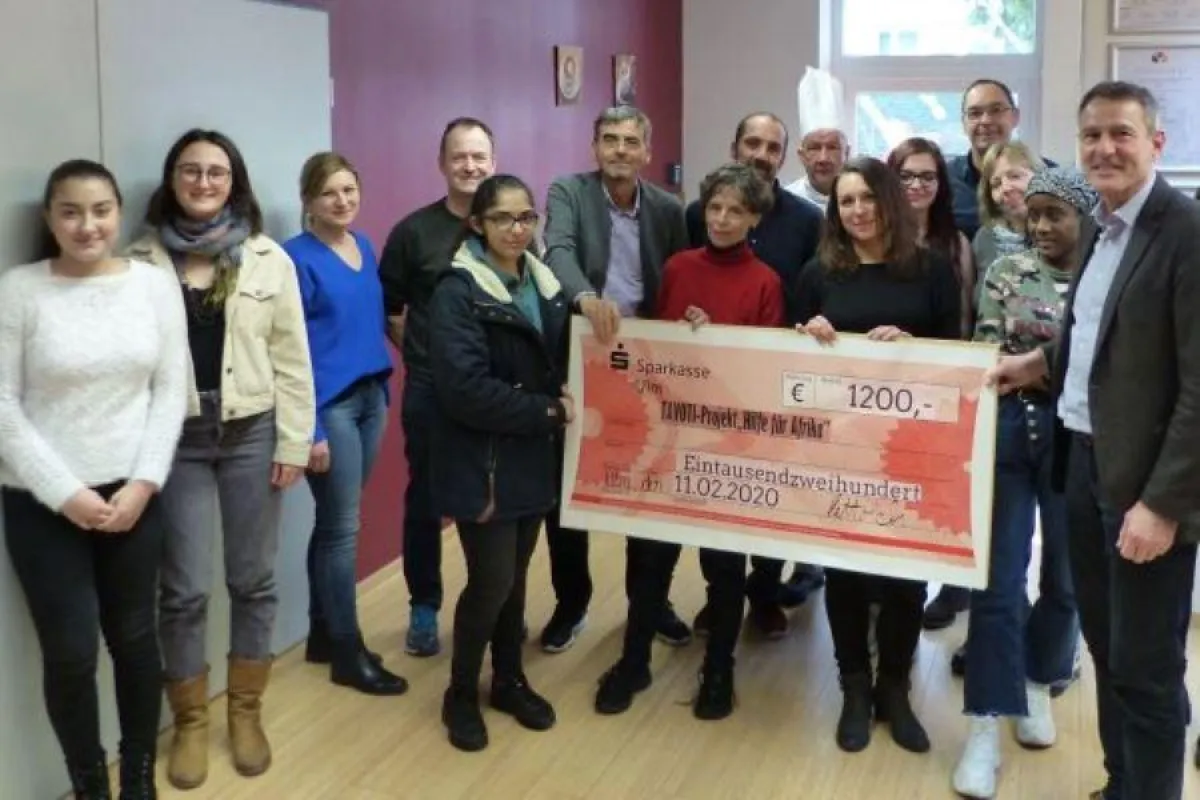 Ein Spendenscheck über 1.200 Euro aus der 