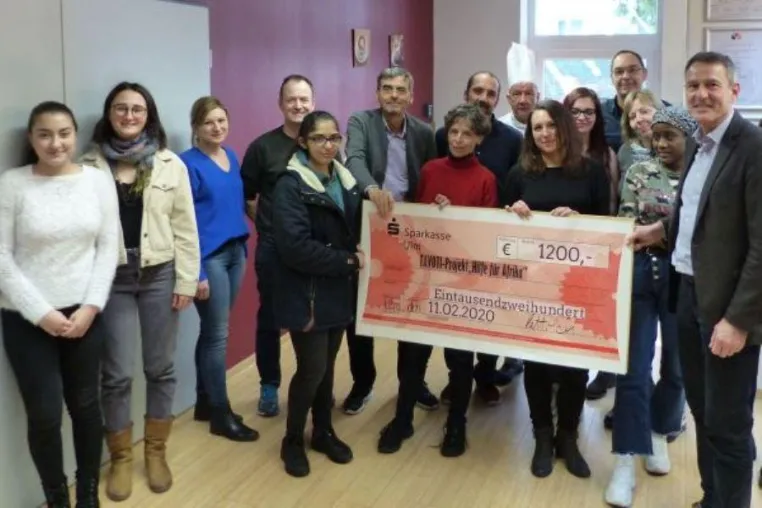 Ulmer Jugendliche spenden 1.200 Euro für Partnerschule in Afrika Bild: Ulmer Jugendliche spenden 1.200 Euro für Partnerschule in Afrika