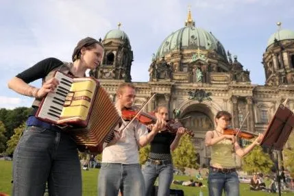 Bild: Beschwingt in den Sommer mit Musik - Programm für die Fête de la Musique Berlin jetzt online