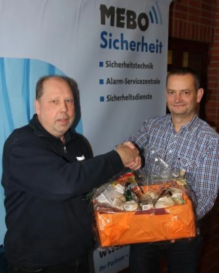 Ralf Menck, Technikchef (re.) der Fa. MEBO gratuliert Herrn Gerd Büsch