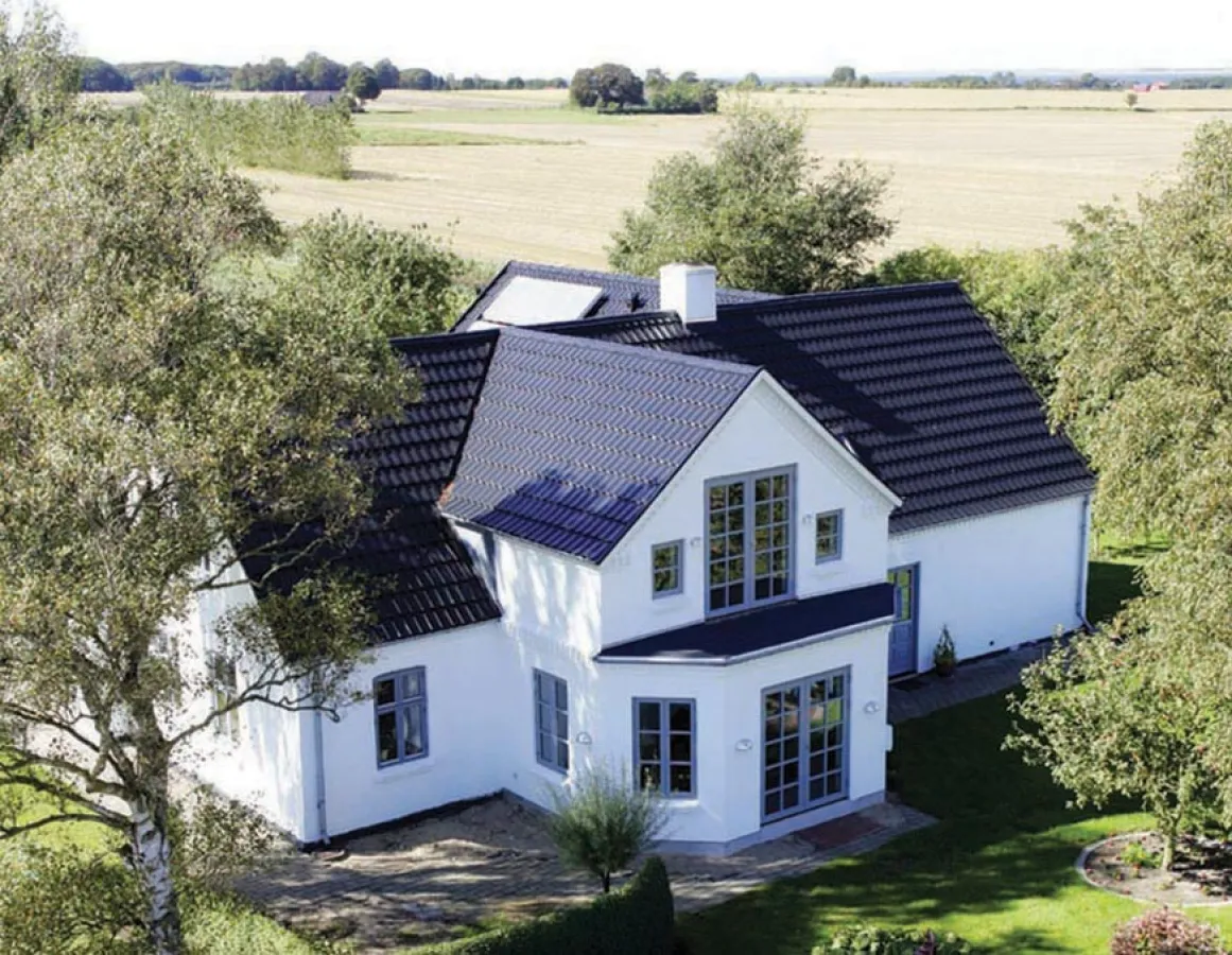 Mit dem leichtgewichtigen Metalldachsystem Decra Elegance erhalten Dächer eine attraktive Optik.