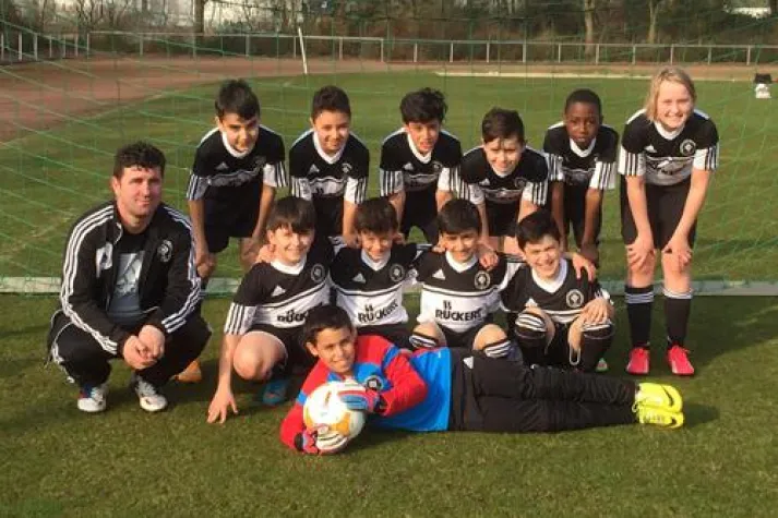 Bild: Heizung Rückert sponsert Trikots für Jugendfußballer