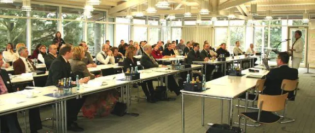 Bild: Erste gemeinsame Schritte: Überwachung und Produktion beim Karlsruher Lebensmittelsymposium 2007