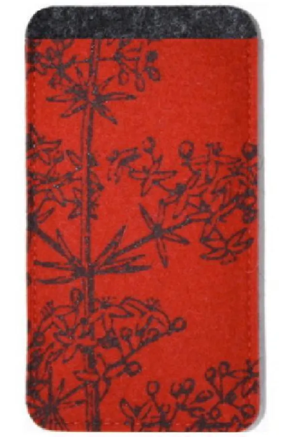 Die iPhone-Hülle von poschingerdesign aus weichem Designfilz schmeichelt angenehm der Hand – mit Siebdruck von Unikat Luckner