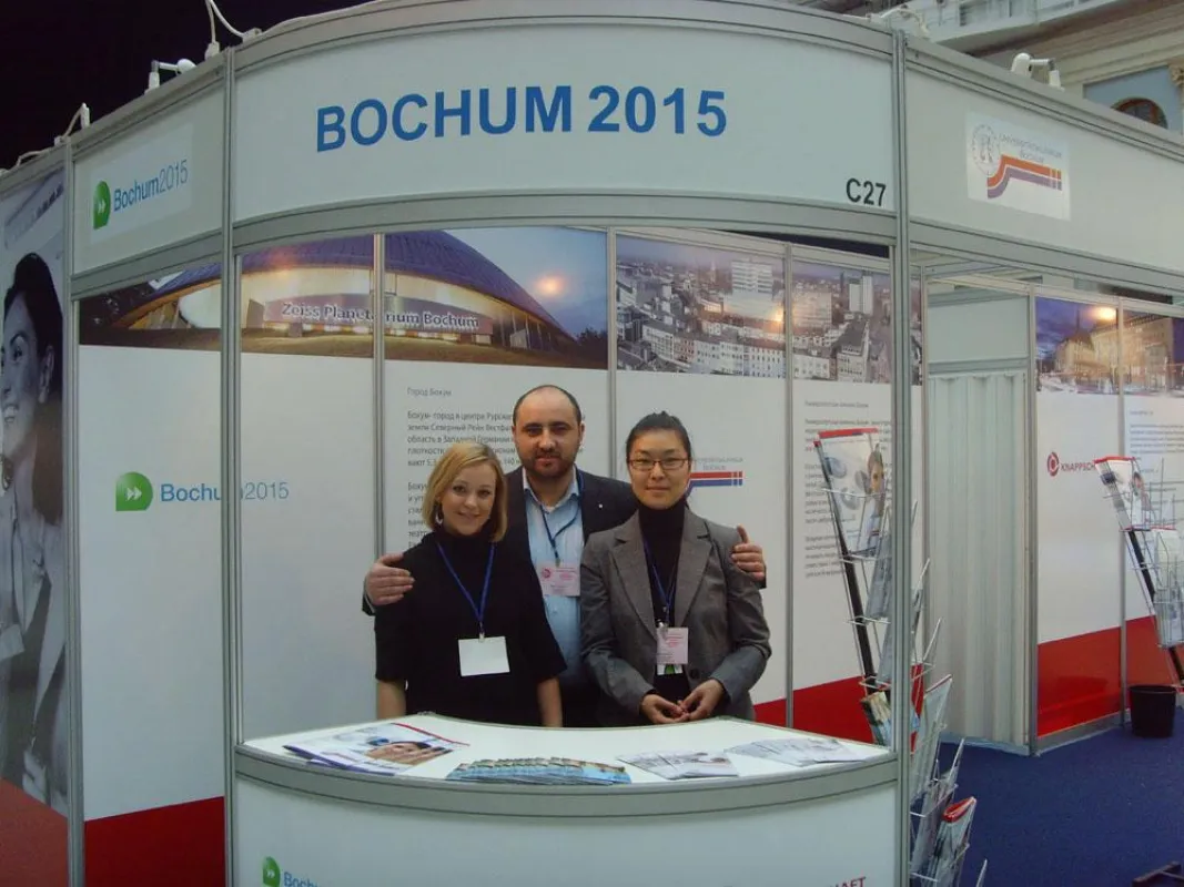 Werbung für Bochumer Spitzenmedizin in Russland (v.r.n.l.): Jie-Hyun Lee (Bochum2015) sowie Swjatoslaw Aksamitowski und Elena Shkylar (beide DSL GmbH) repräsentierten den Bochumer Messeauftritt auf de