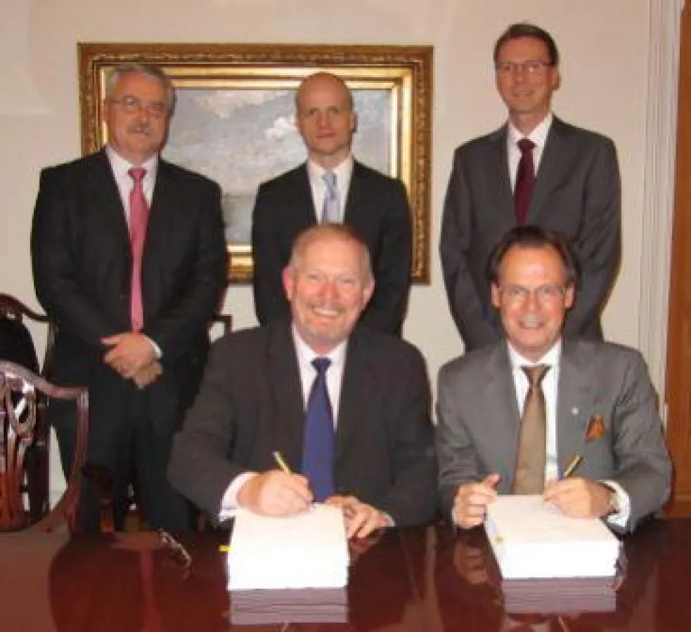 David Muir (links) und Jan Lonnblad bei Vertragsunterzeichnung